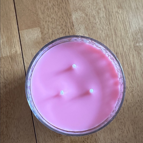 Yankee Candle 3 Wick Candle Strawberry Bunny Shortcake New NWT - Picture 3 of 4